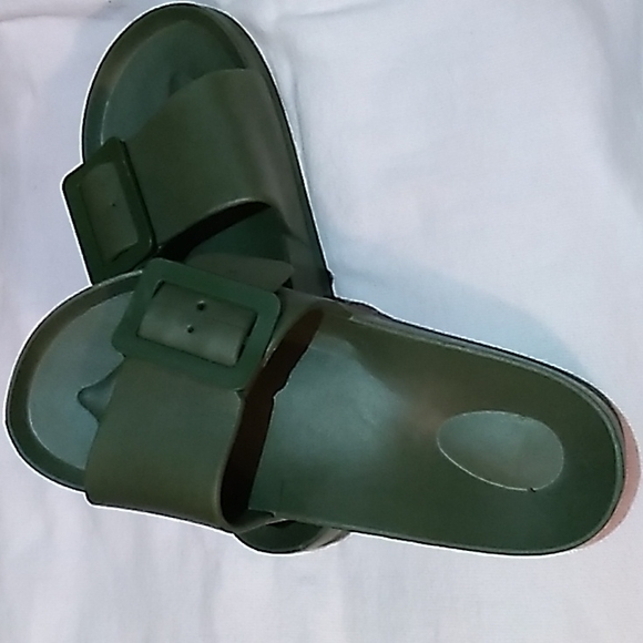 Sandals Size: 8 Color: Green (army green color) - Picture 1 of 4